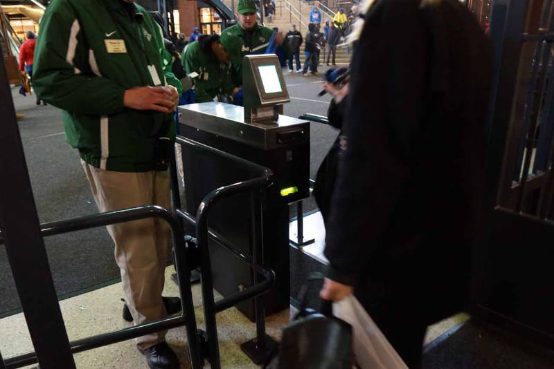 Citi Fieldにモバイルチケットを提示して入場する来場客(2014年撮影)