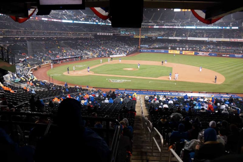 大雨が降りしきるなか盛り上がるメッツのホームでの試合(2014年撮影)