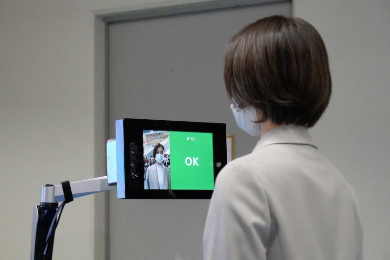 スタッフ向けの顔認証ゲートを利用中の様子(撮影：平澤寿康)
