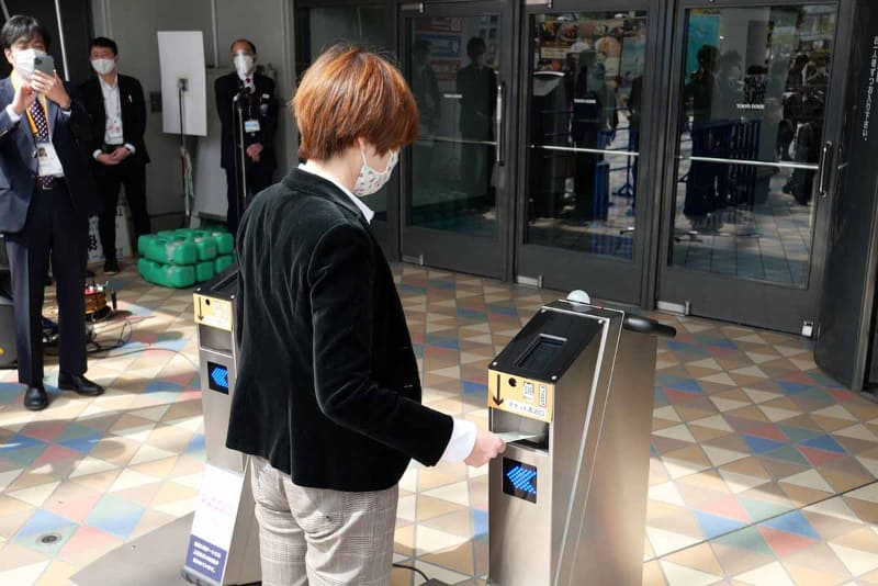 「自動電子入場ゲート」と呼ばれるセルフ入場のためのゲート