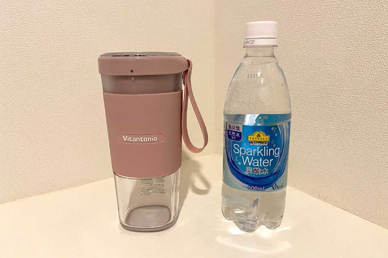 大きさは500mlペッドボトルよりやや大きめ。重さは約450g