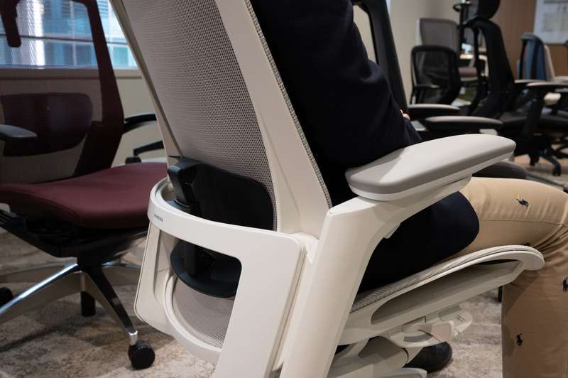 背もたれの裏にある黒いパーツがランバーサポート