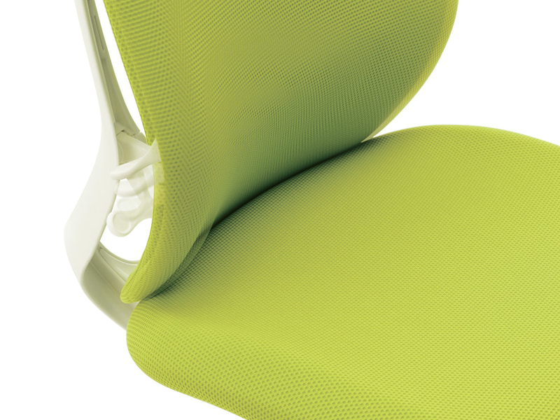 小柄な人の背中にもフィットするバックカーブアジャスト機構