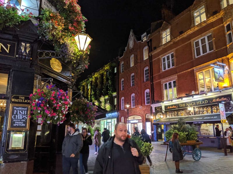 英ロンドンのコベントガーデン付近の目抜き通り(2019年撮影)