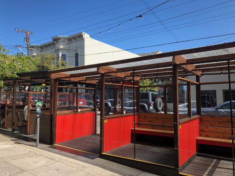 こちらのテーブル席には目の前にパーキングメーターが残っており、もともと普通の道路だったところに無理矢理テーブル席を設営したことが分かる(撮影：Stania Zbela)