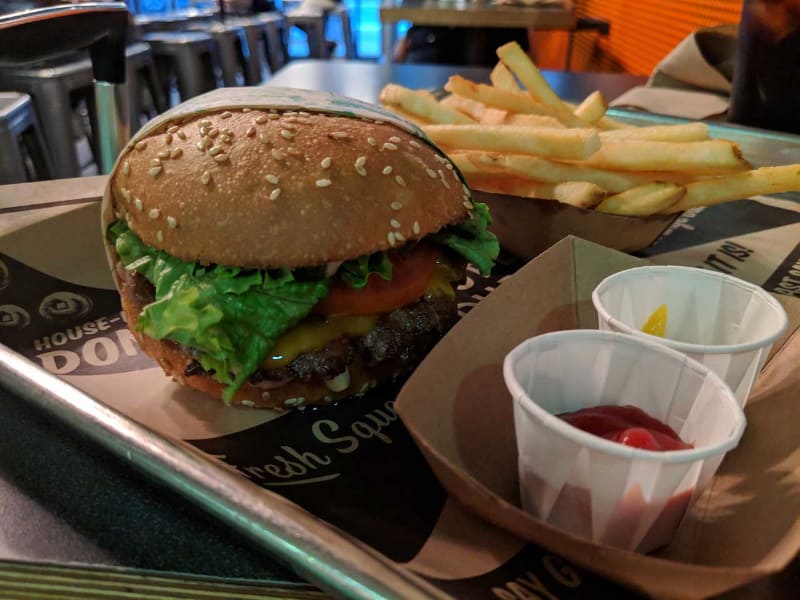 復活した米国のレストランで食事ができるのはいつの日か