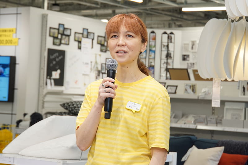 IKEA新宿の特徴について説明するIKEA新宿 マーケットマネジャー 青木エリナ氏