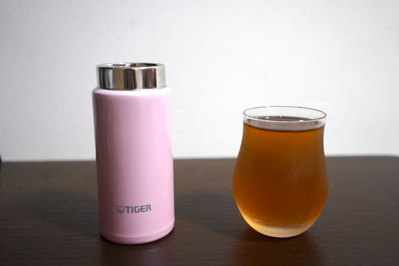 ミニボトルにいれた麦茶をコップにうつしてみました