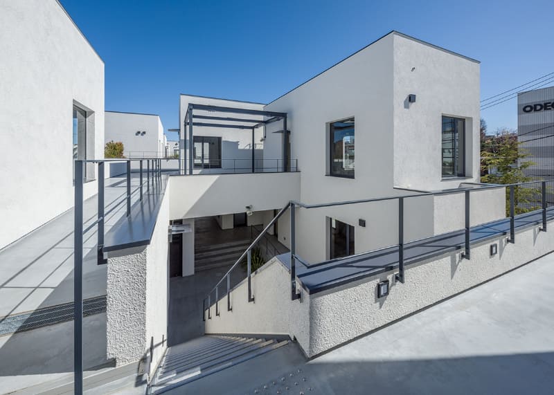 2階 下北沢駅側からみる建物外観