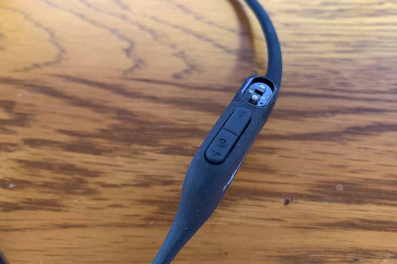 右側の音量＋－ボタンと充電口(ペアリングはパワーオフの状態で＋ボタンを5秒間長押し)