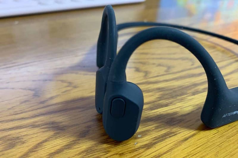 左側の振動装置部分にボタン。1回で一時停止、2回で次曲、3回で前曲