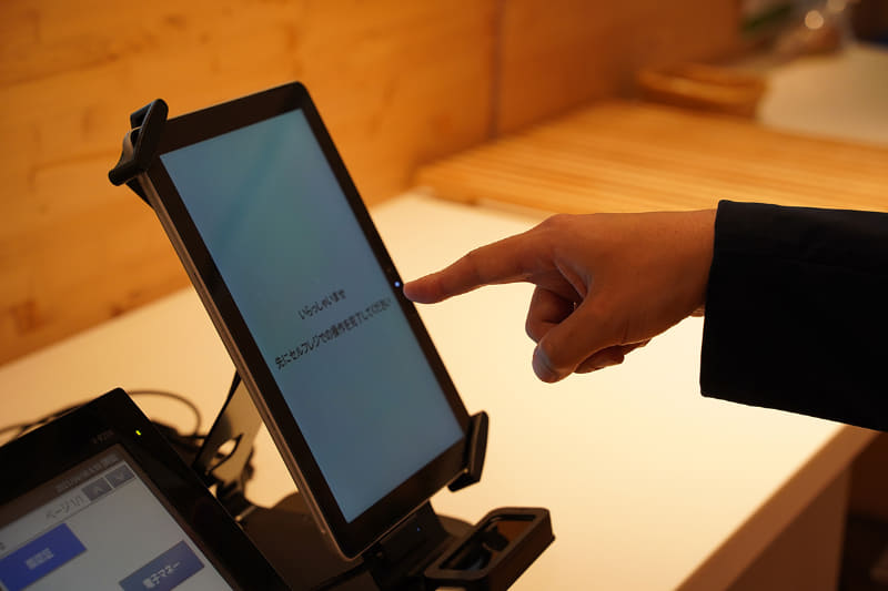 タッチレス操作パネルを使用して本人確認と決済操作が可能