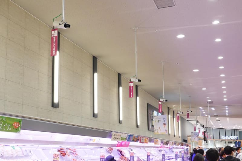 天井に設置されたAIカメラ