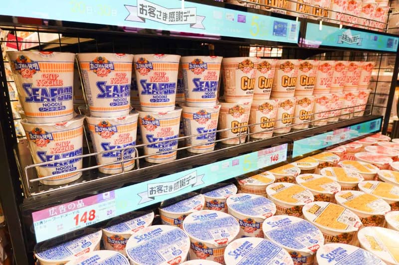 棚のサイネージでは価格やQRコードによる情報提供も