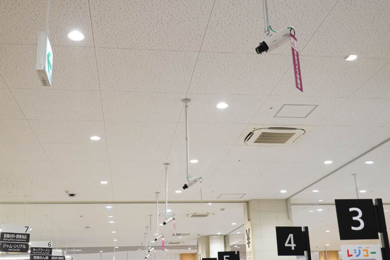 天井に設置されたAIカメラ