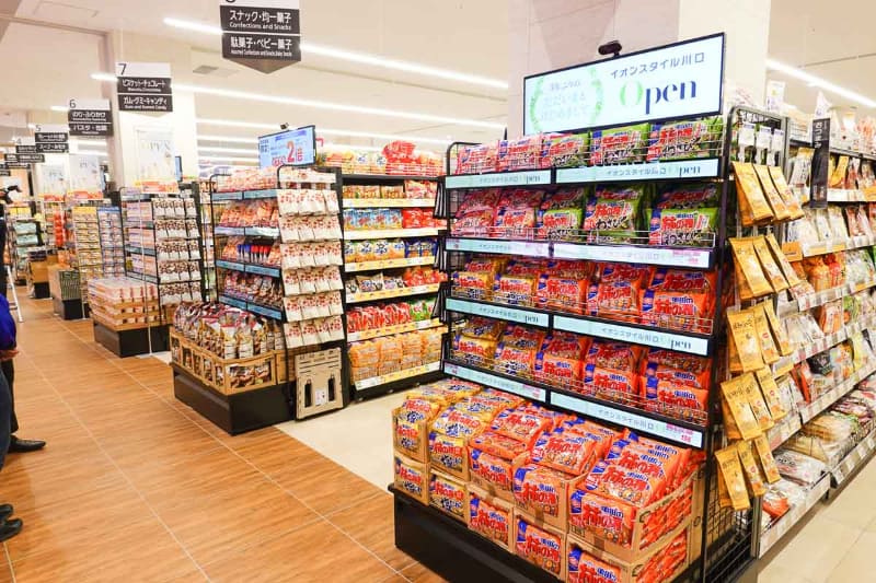 大型のサイネージでは棚の前に居る人に合わせた情報を発信