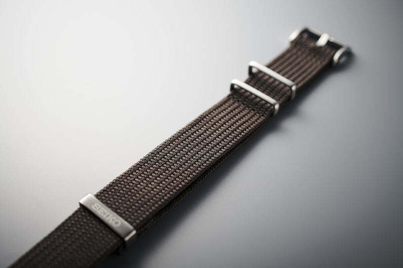 ファブリックストラップは、「製紐」(せいちゅう)と呼ばれる、着物の帯締めなどにも使われる日本伝統の技法で編み込まれたもの