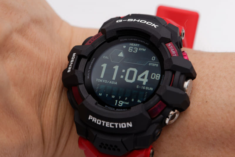 360×360ドットのタッチパネル式カラー液晶と、インパクトのある立体的なベゼル