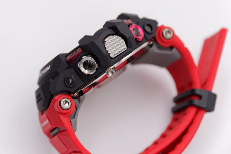 右側面にはボタンが3つ