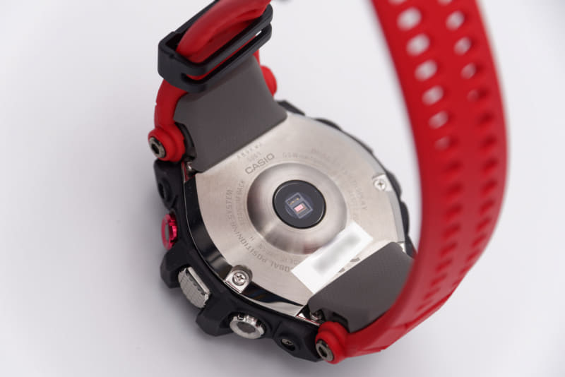 肌に密着する部分には心拍センサーがある