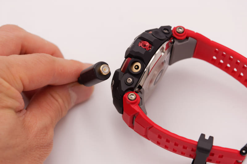 充電に使う専用USBケーブル