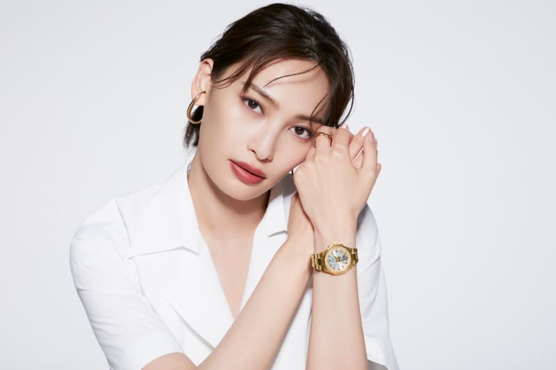 女優・大政絢(着用モデルはライトイエローゴールド)