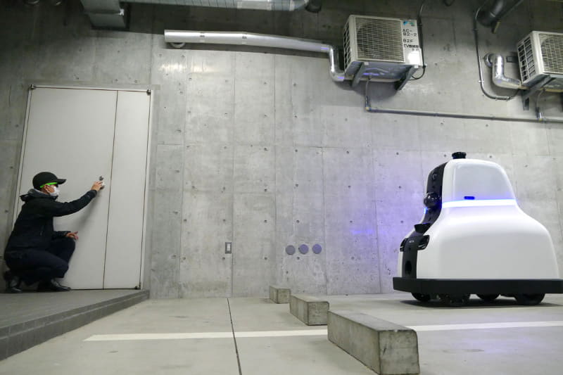 不審者を発見して光と音で警告