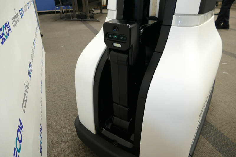 背面の7自由度アームはオプション