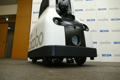 セコム、不審者を威嚇する警備ロボ「cocobo」 倒れた人や不審物を自動