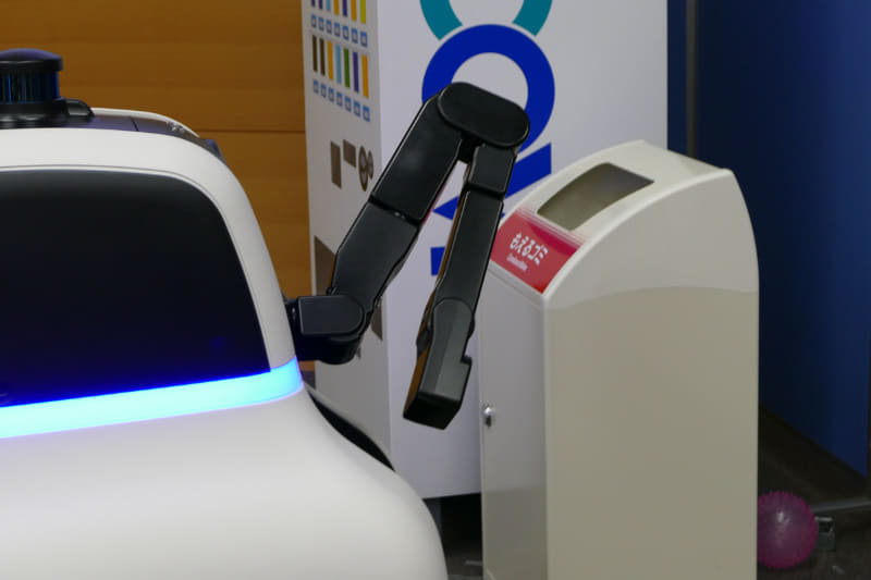 アームは根元に直動軸があってせり出せる。合計7自由度