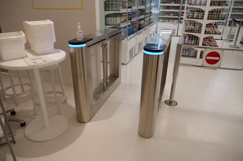 こちらが入店ゲート。オフィスビルの入館ゲートとほぼ同じものと考えていい
