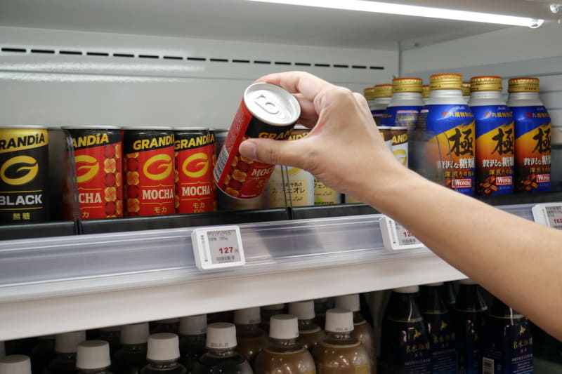 入店したら、店内の商品棚に置かれている商品を手に取る