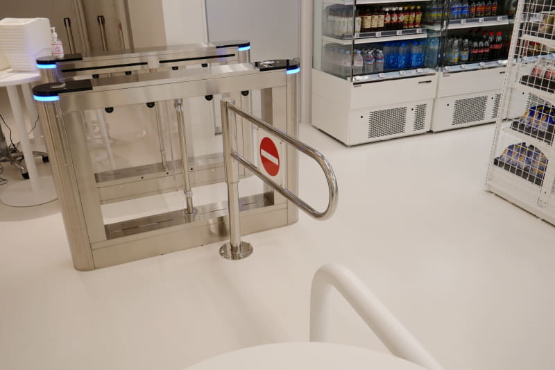購入する商品を手にしたら、そのまま入店ゲートの横にある退店ゲートから店の外に出ればいい