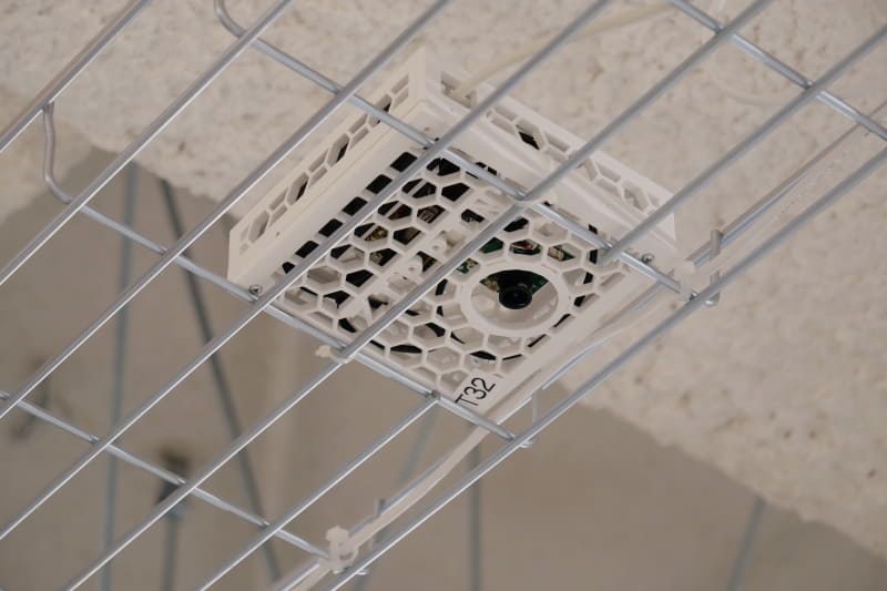 天井に設置されているカメラで、利用客の動きや商品を手に取る行動などを捕捉