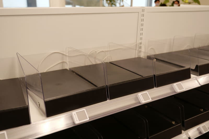 商品棚はエリアごとにセンサーを設置するとともに、1つのエリアに1つの決められた商品を陳列するようになっている