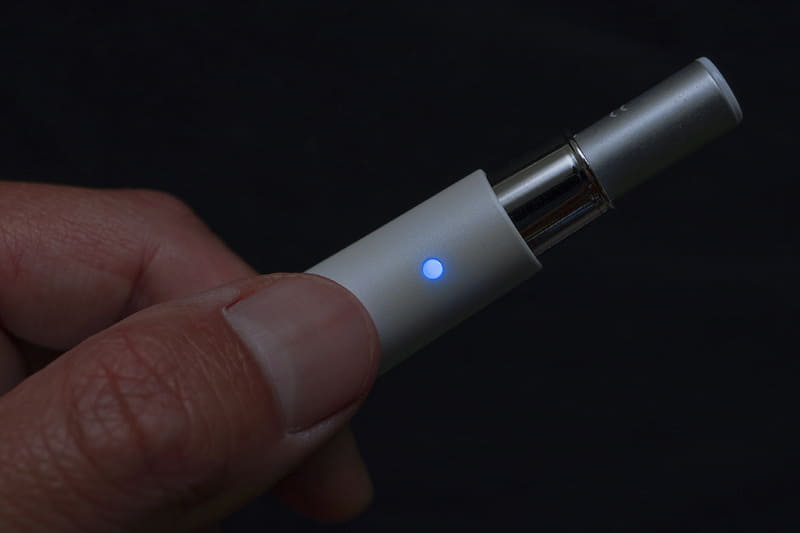 センサーに指を当てて数秒後、LEDが青・黄色・赤のいずれかに点灯する。写真は青