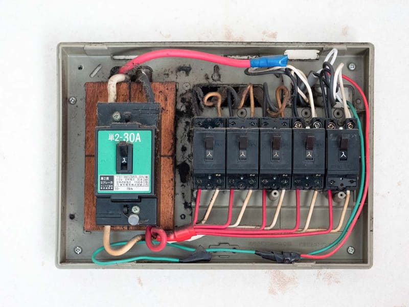 それまで使っていた分電盤(上)と、交換した分電盤(下)のカバーを外したところです。分岐回路数は5から8になり、漏電ブレーカー付きになりました。基本的にこの分岐回路に空きがないと、専用コンセントを増設できません。新しい分電盤の右端のように端子に何もつながっていなければ空きがあることになります