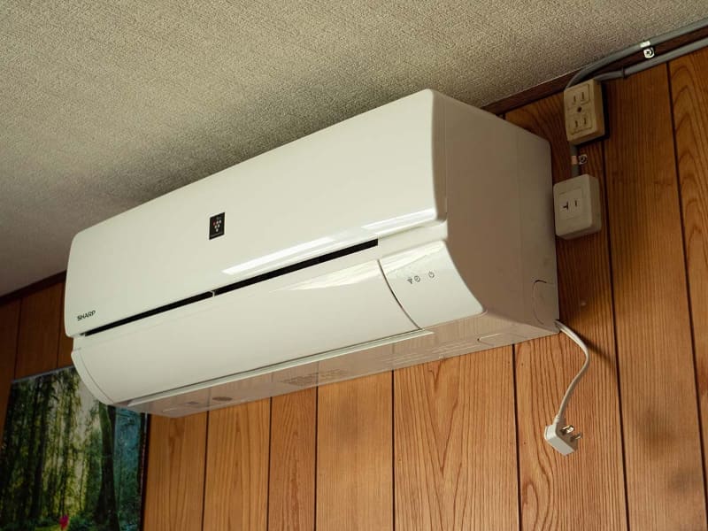 一階の居間は、壊れたエアコンとの入れ替えでしたが、従来の専用コンセントでは線が細く対応できないため新設しました。コンセント／プラグ形状も従来のものは15Aまで、今回のは20Aまでです。古いほうも、なにかに使う可能性を考慮して、そのまま残してもらいました