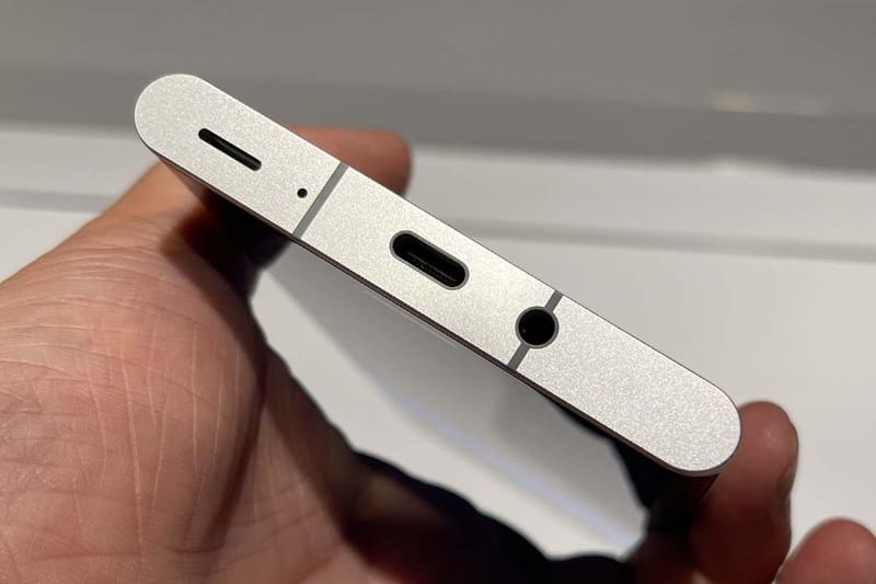 底面。中央にUSB Type-Cが、その隣に3.5mmヘッドホン端子がある