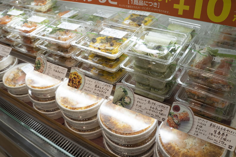 すべての商品が明るく見えるよう、段ごとに照明が設置されている