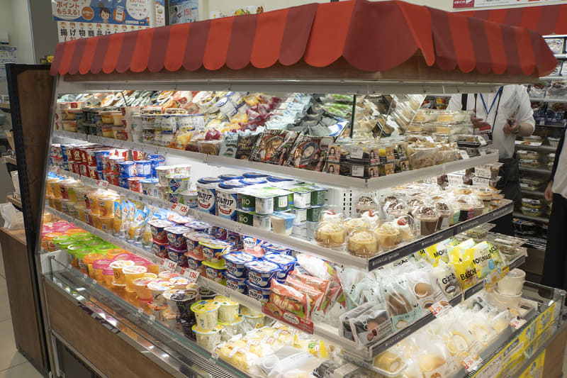 惣菜類の逆サイドにはスイーツ類が陳列されている