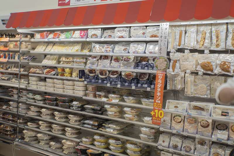 壁面の冷蔵ケース。並べられているのはマチのデリではないが、同じように装飾されていた