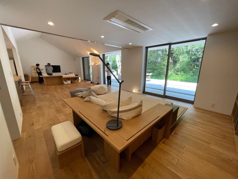 部屋の四隅から。こちらはベッドルーム。窓が気持ちエェんじゃ