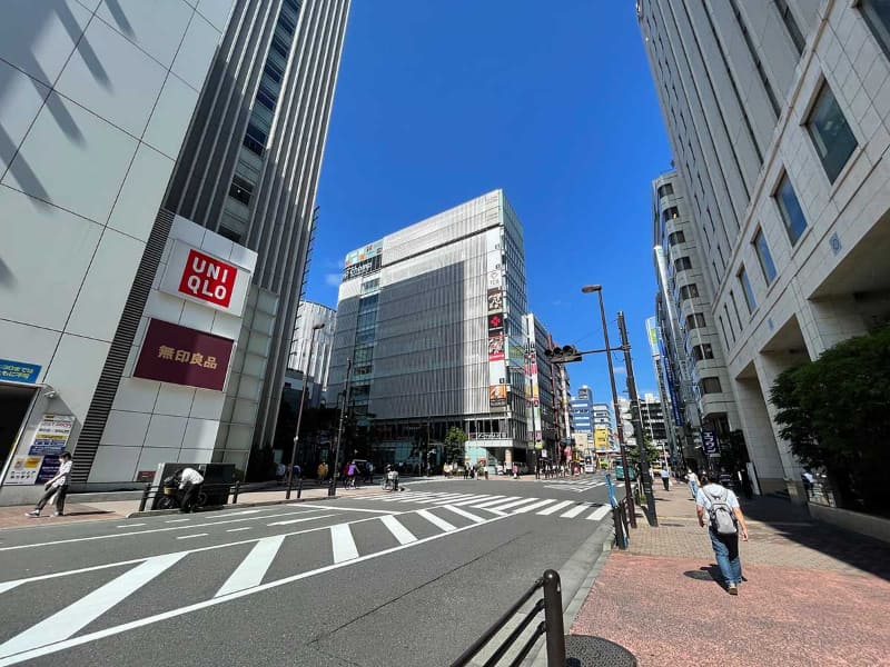 午後3時頃の秋葉原駅前も人通り、車通りは少ない