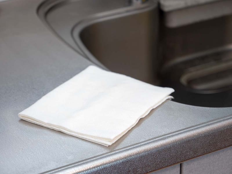 基本的に濡らして使います。ただし、現在使用しているカウンタークロスは、比較的吸水性が良いように思います。まな板の水分などもさっと拭きとれます。筆者宅では、水蒸気で内部が濡れたときにサッと拭けるように電子レンジの上に半分に切ったものをおいてあります