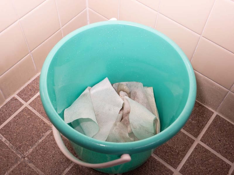 汚れたら洗濯用洗剤や、食器を洗う中性洗剤、漂白剤などで洗います。写真は、汚れた白いふきんを洗濯用の液体洗剤と漂白剤と水とを混ぜたバケツで洗うところです。繰り返し洗っていると、毛羽だってきますし、ふきんなので衣類などと一緒に洗濯機で洗わないほうがいいと思います。また、洗っているうちにゴワゴワしてきますが、吸水性を落とすので柔軟剤は避けたほうがいいでしょう