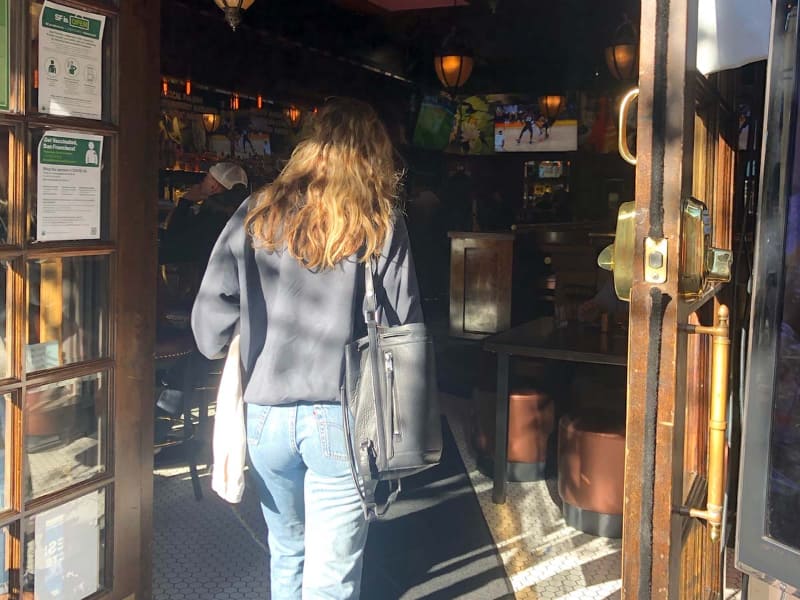 米カリフォルニア州サンフランシスコにある目抜き通りに面したバーにて。段階的な緩和を経て、6月15日の全制限解除後は徐々に街に賑わいが戻りつつある(撮影：Stania Zbela）