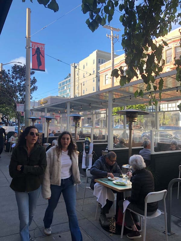 「Re-opening」後のサンフランシスコの街角の風景。すでにマスクをしない状態の歩行者を多数見かける(撮影：Stania Zbela）