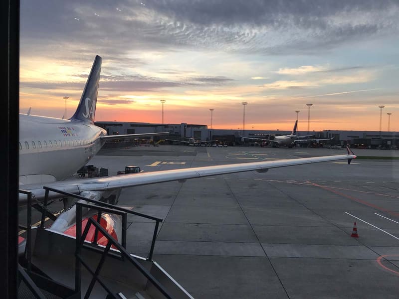 ワクチンパスポートの普及で国境移動は復活するか。デンマークのコペンハーゲン空港にて