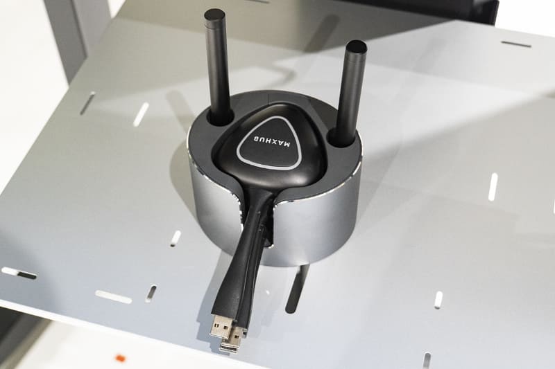 付属のタッチペン(上)とドングル